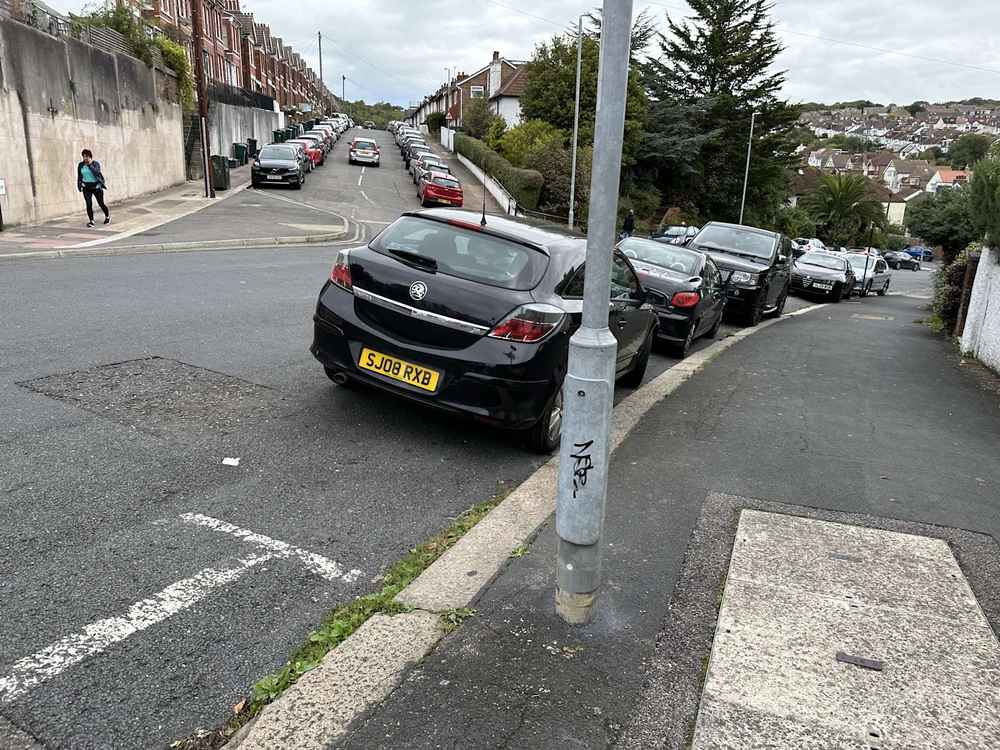 Photograph of SJ08 RXB - a Black Vauxhall Astra parked in Hollingdean by a non-resident. 