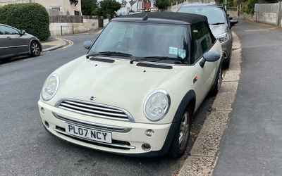 PL07 NCY, a White Mini One parked in Hollingdean