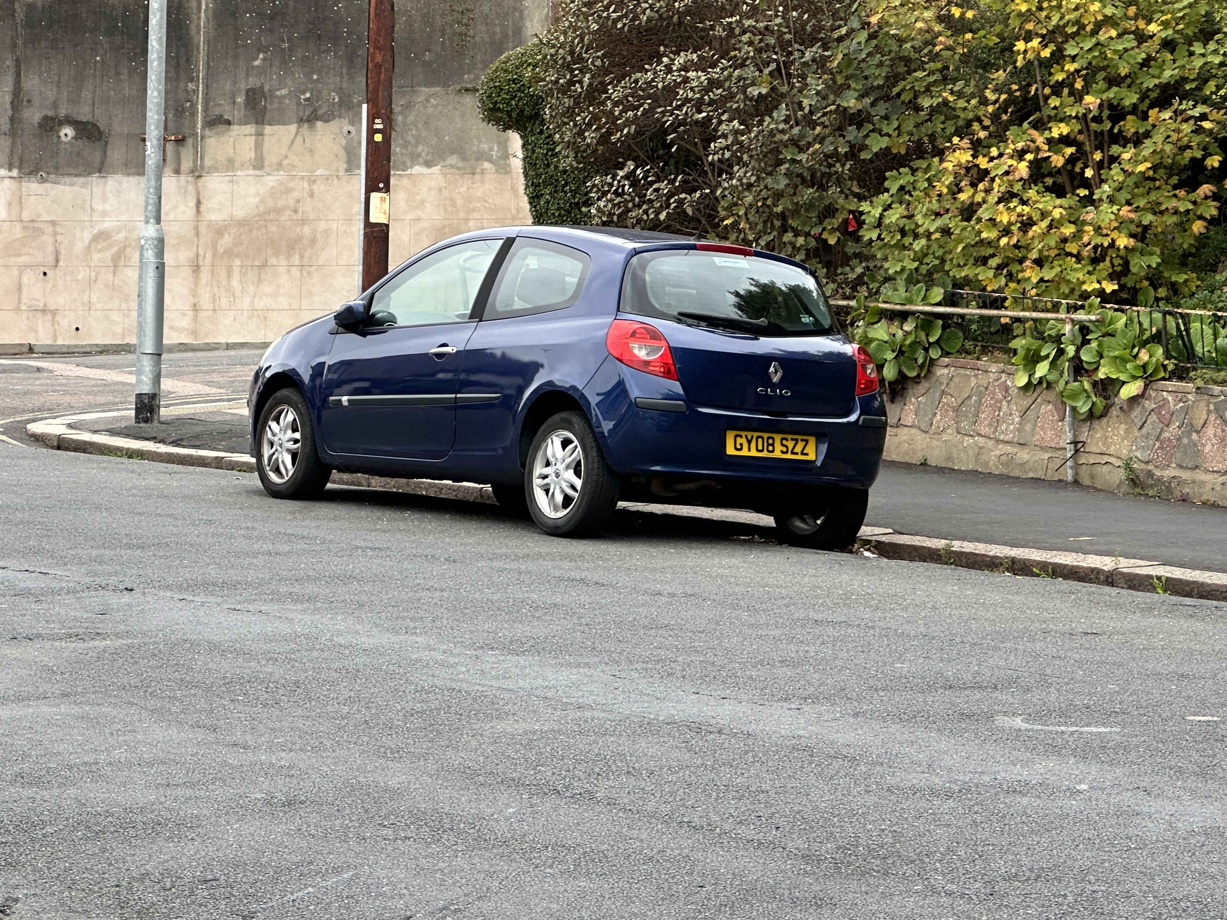 Photograph of GY08 SZZ - a Blue Renault Clio parked in Hollingdean by a non-resident. The second of two photographs supplied by the residents of Hollingdean.